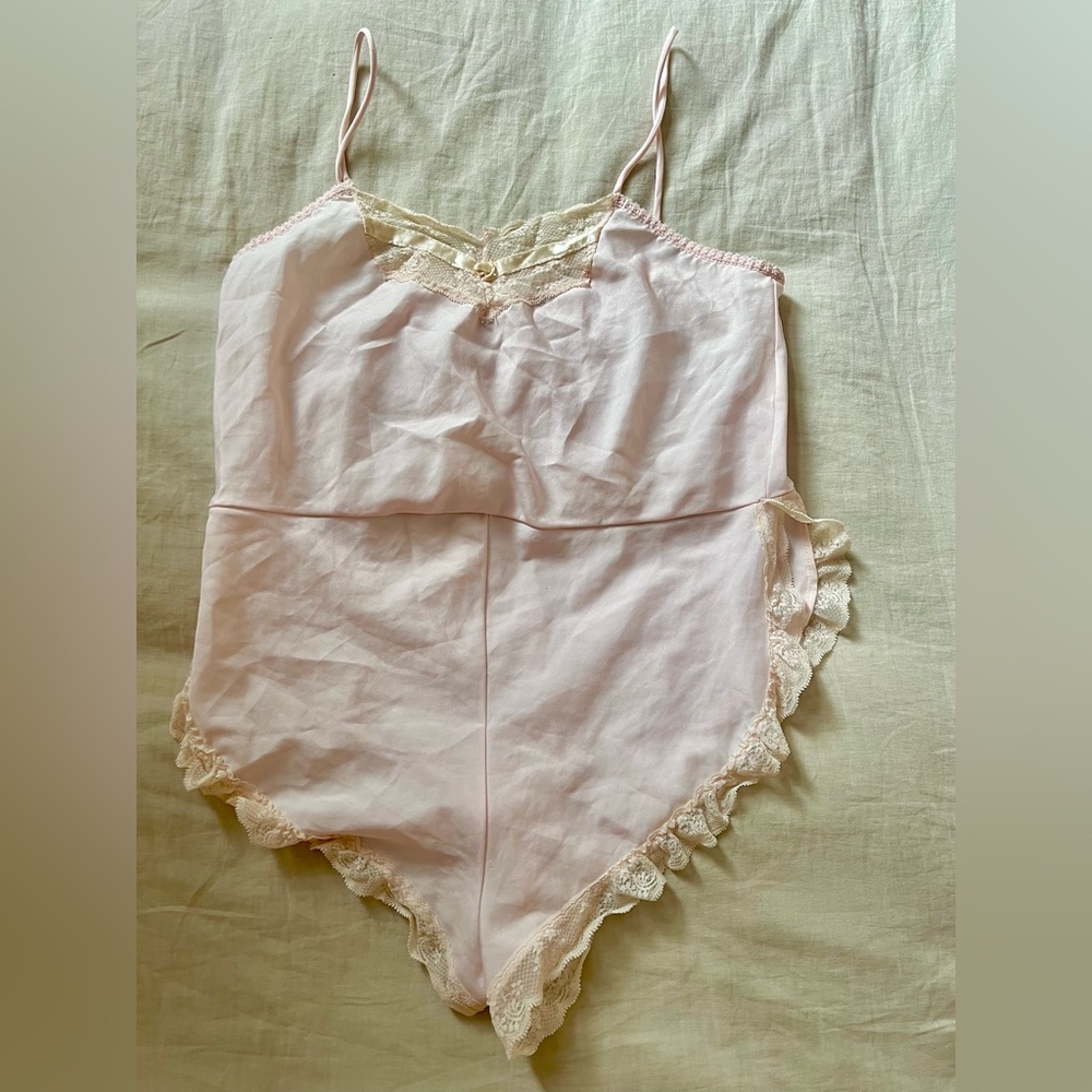 Taryn Alexander Vintage Lace Trimmed Pink Bodysuit, size M.